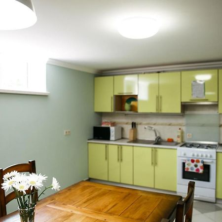 Sweet Home Hostel / Guest House Чернивци Екстериор снимка