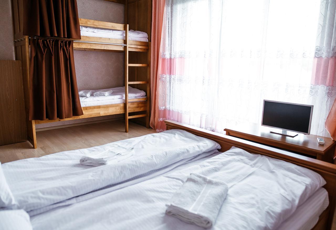 Sweet Home Hostel / Guest House Чернивци Екстериор снимка