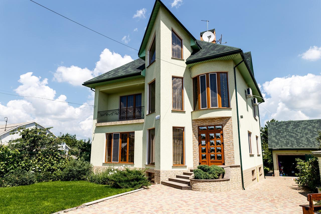 Sweet Home Hostel / Guest House Чернивци Екстериор снимка