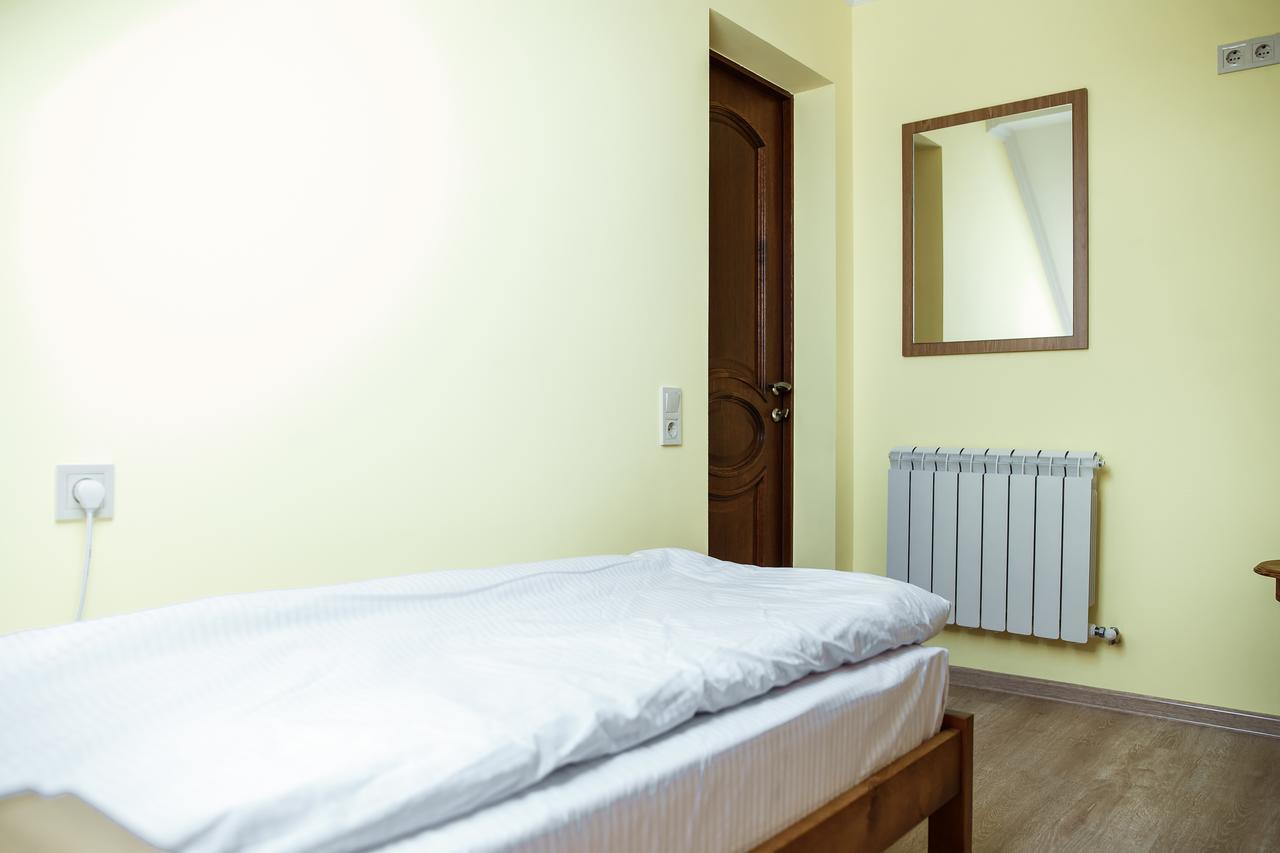 Sweet Home Hostel / Guest House Чернивци Екстериор снимка