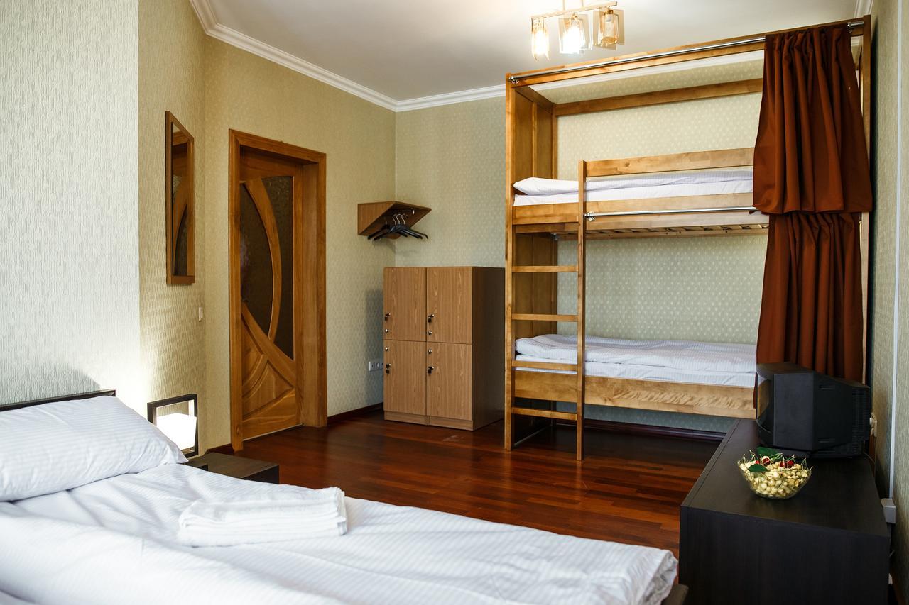 Sweet Home Hostel / Guest House Чернивци Екстериор снимка