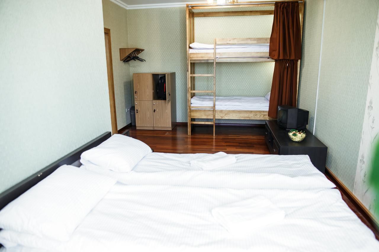 Sweet Home Hostel / Guest House Чернивци Екстериор снимка