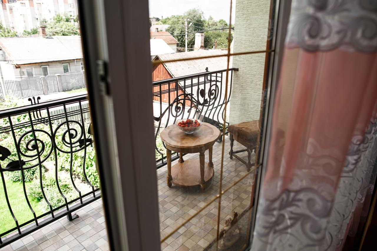 Sweet Home Hostel / Guest House Чернивци Екстериор снимка