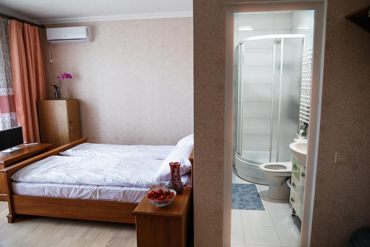 Sweet Home Hostel / Guest House Чернивци Екстериор снимка