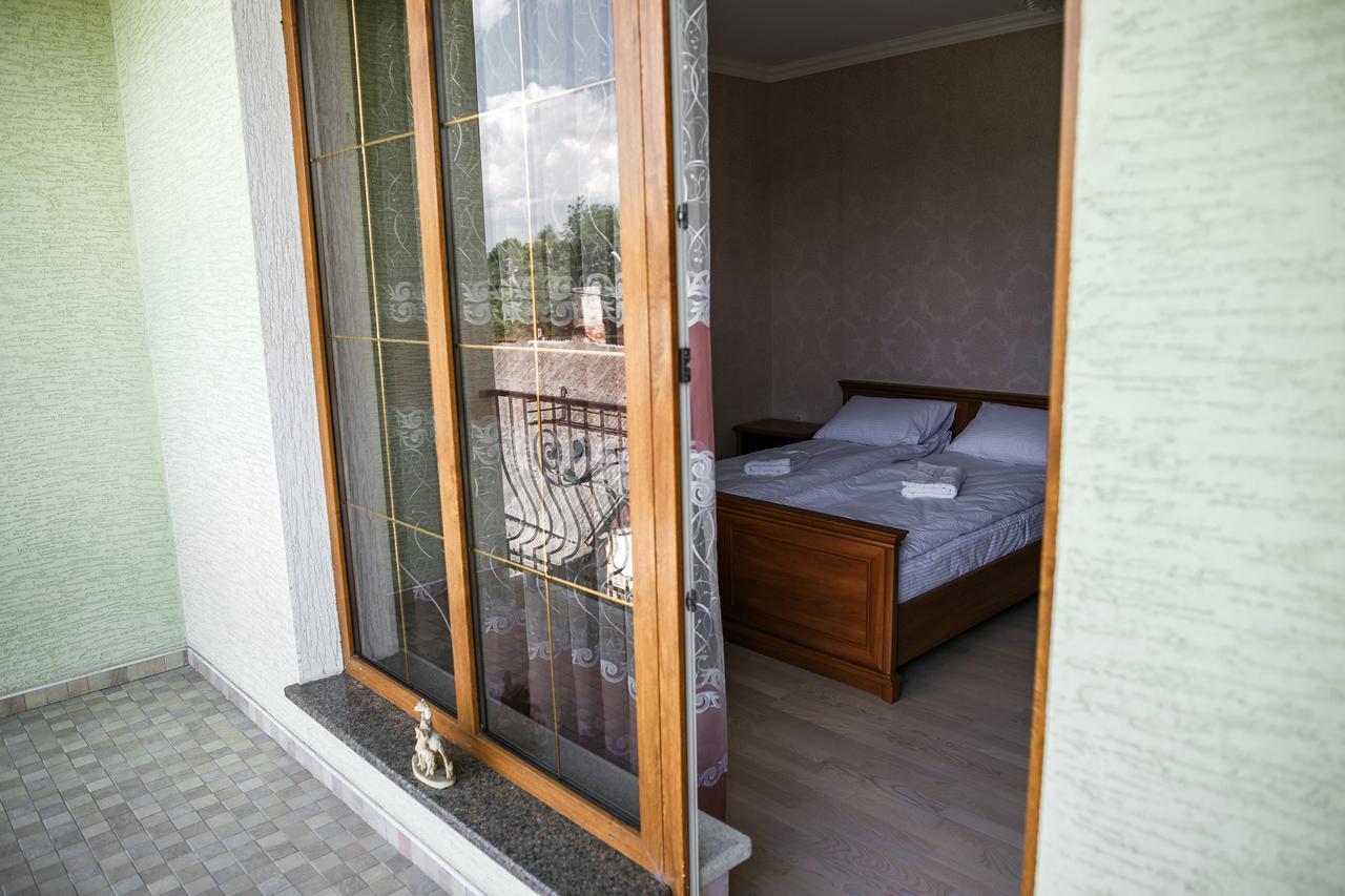 Sweet Home Hostel / Guest House Чернивци Екстериор снимка