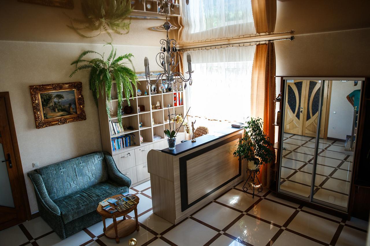 Sweet Home Hostel / Guest House Чернивци Екстериор снимка