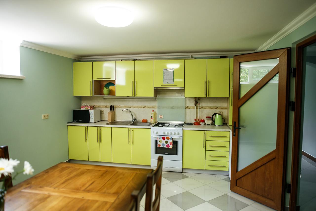 Sweet Home Hostel / Guest House Чернивци Екстериор снимка