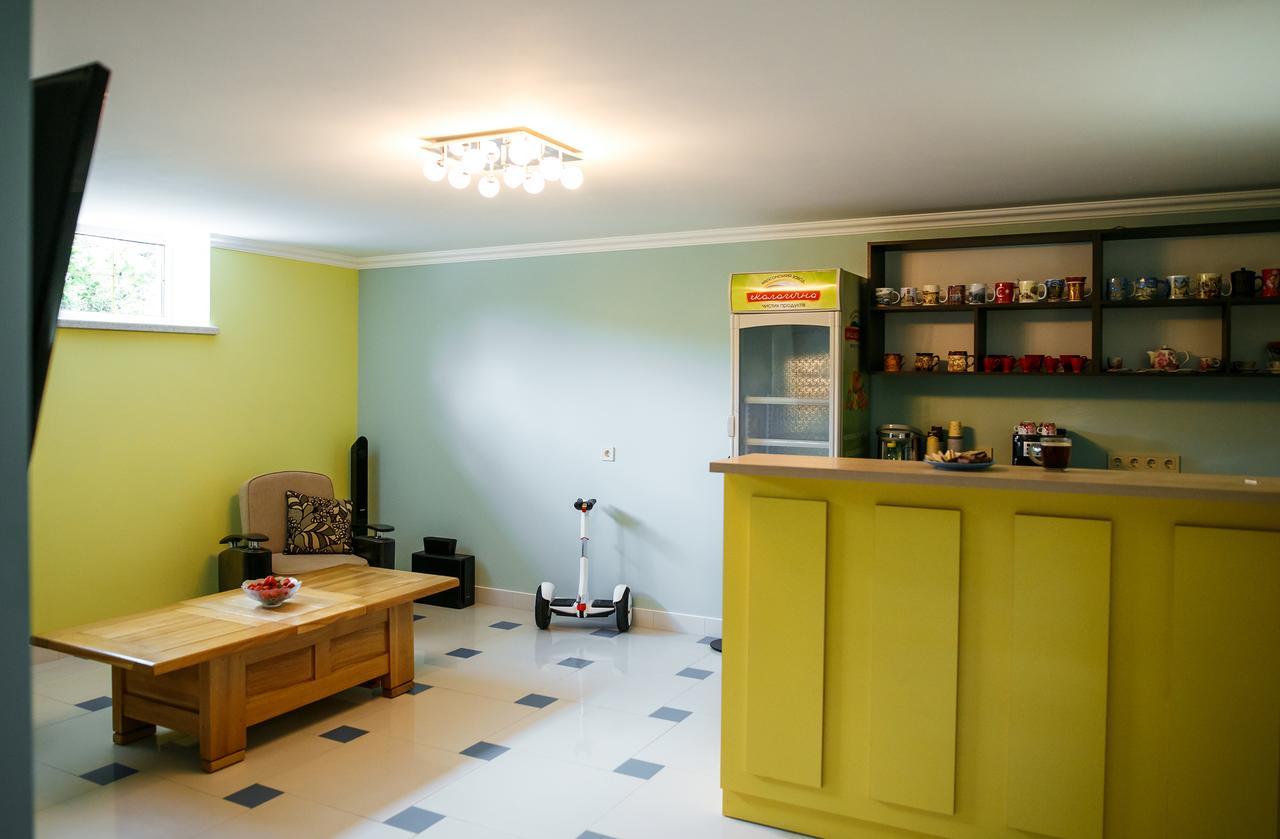 Sweet Home Hostel / Guest House Чернивци Екстериор снимка