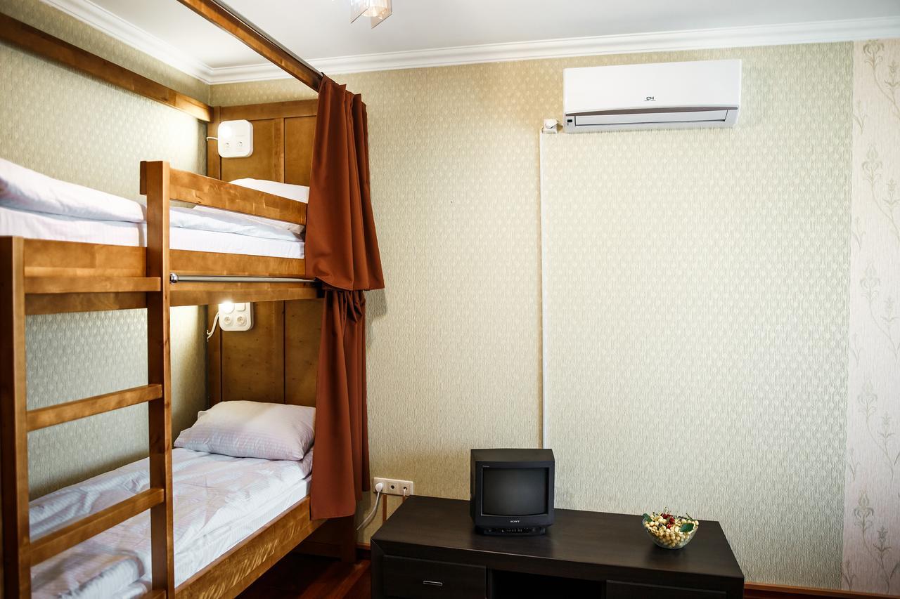 Sweet Home Hostel / Guest House Чернивци Екстериор снимка