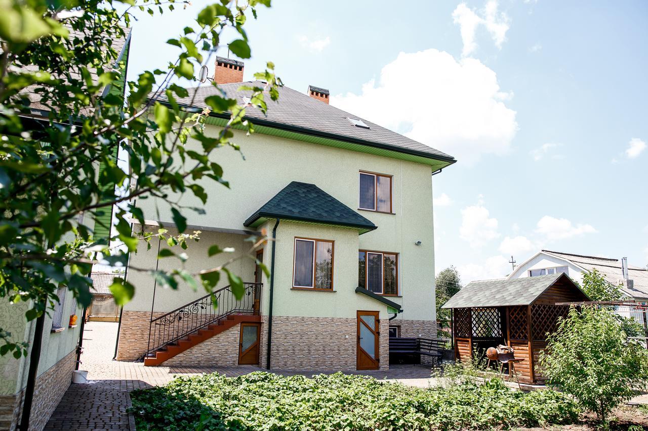 Sweet Home Hostel / Guest House Чернивци Екстериор снимка