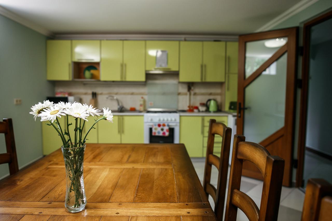 Sweet Home Hostel / Guest House Чернивци Екстериор снимка