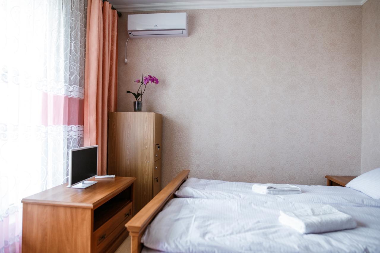 Sweet Home Hostel / Guest House Чернивци Екстериор снимка