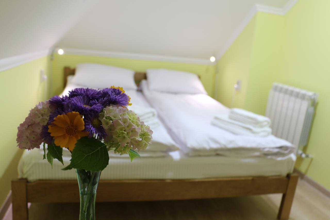 Sweet Home Hostel / Guest House Чернивци Екстериор снимка