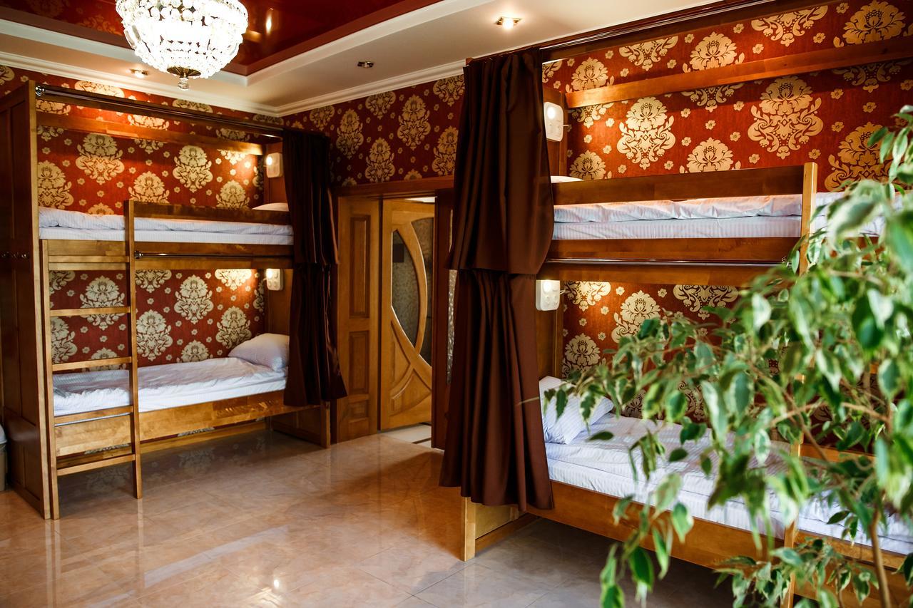 Sweet Home Hostel / Guest House Чернивци Екстериор снимка