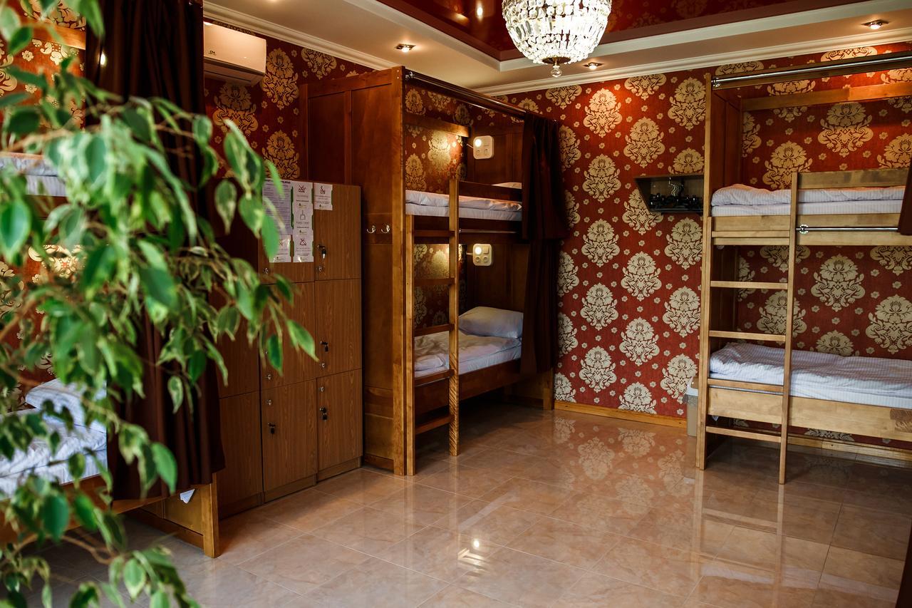 Sweet Home Hostel / Guest House Чернивци Екстериор снимка