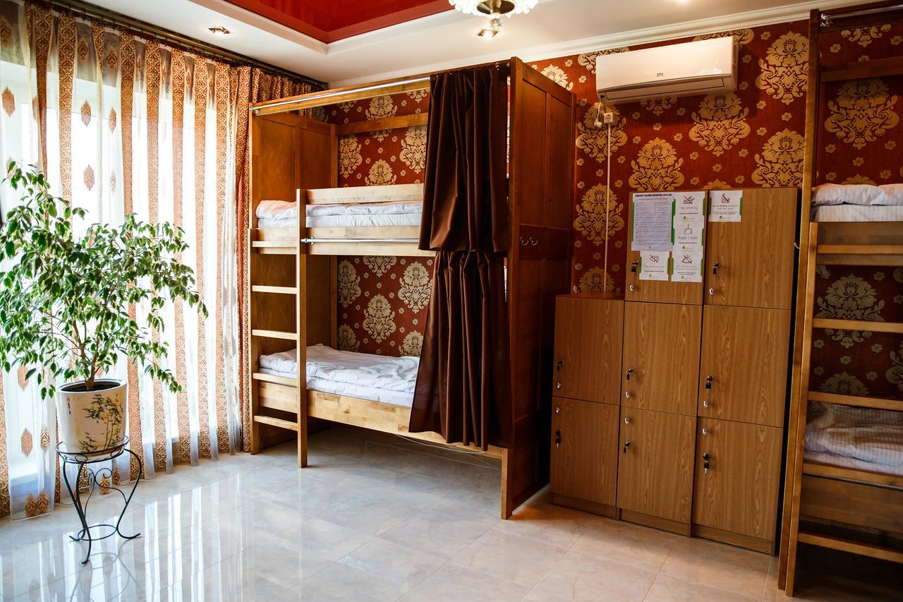 Sweet Home Hostel / Guest House Чернивци Екстериор снимка