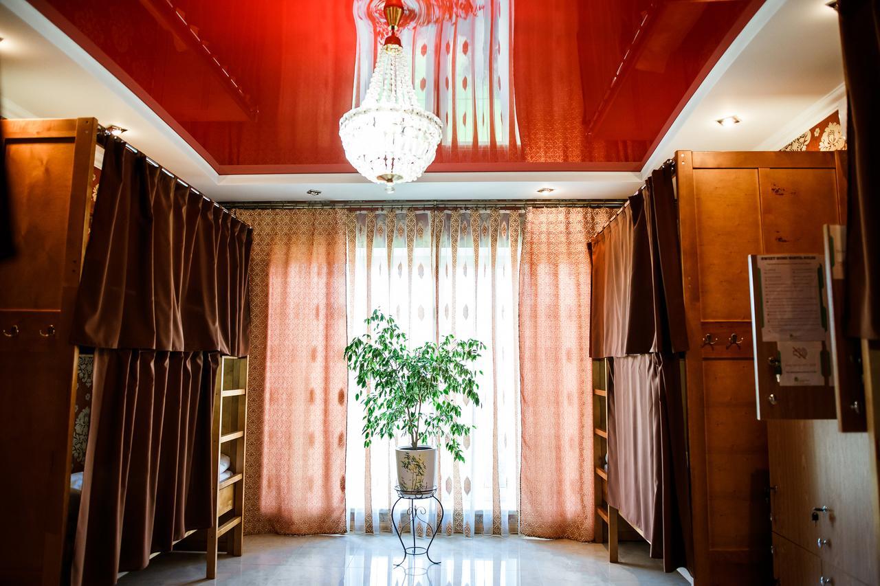 Sweet Home Hostel / Guest House Чернивци Екстериор снимка
