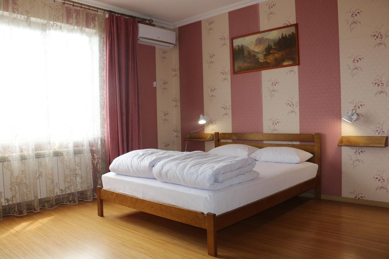 Sweet Home Hostel / Guest House Чернивци Екстериор снимка