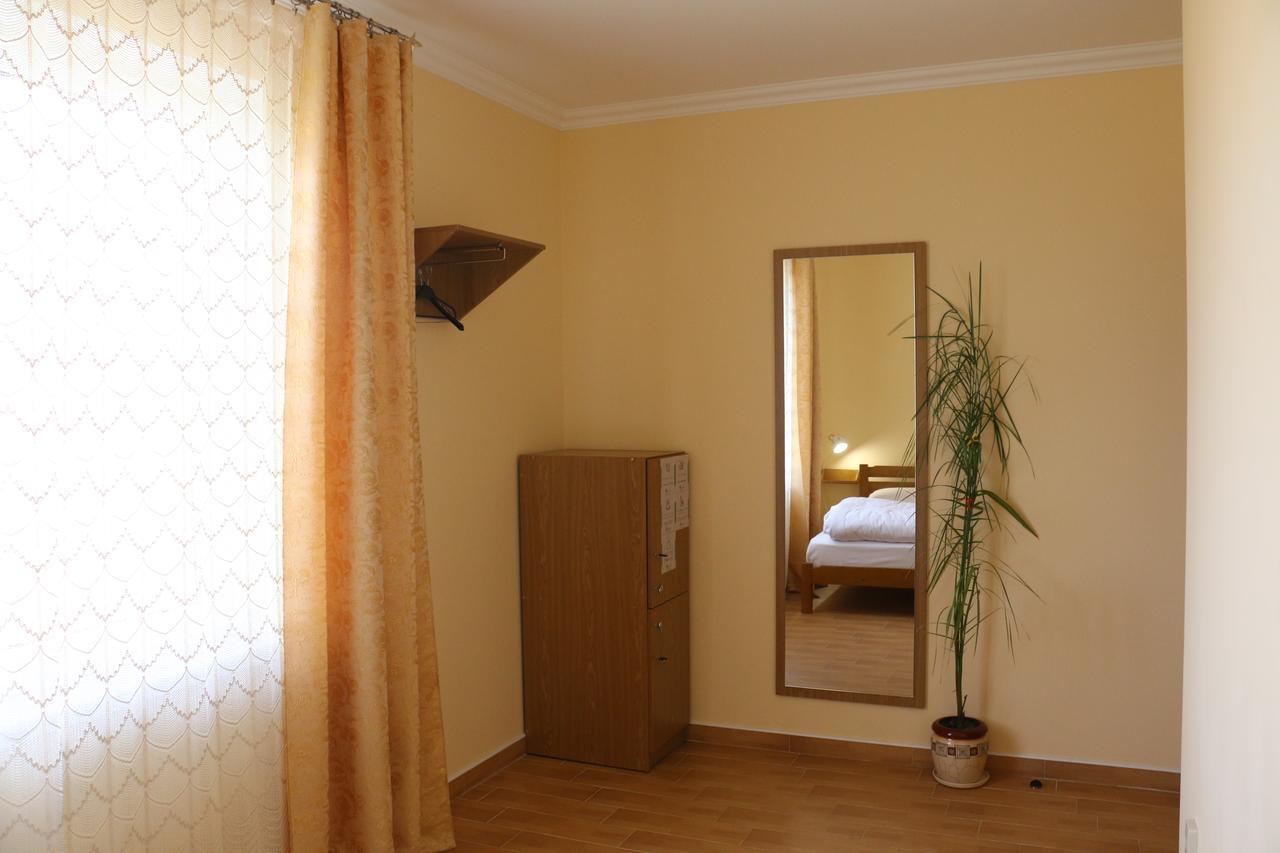 Sweet Home Hostel / Guest House Чернивци Екстериор снимка