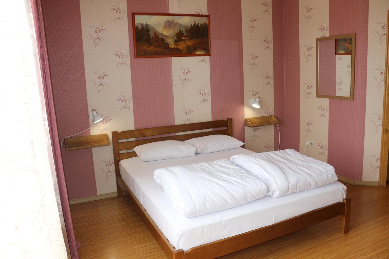 Sweet Home Hostel / Guest House Чернивци Екстериор снимка