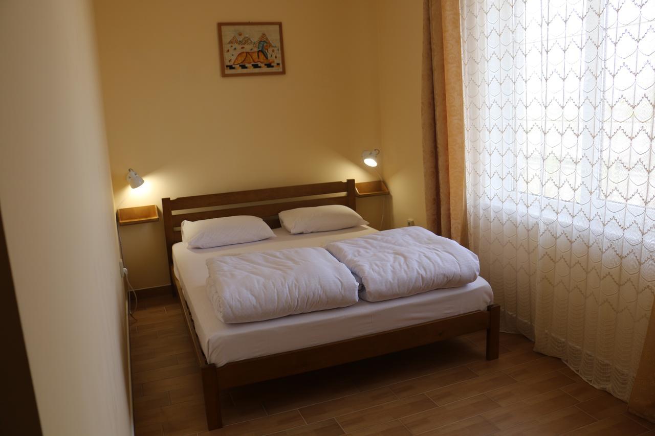 Sweet Home Hostel / Guest House Чернивци Екстериор снимка
