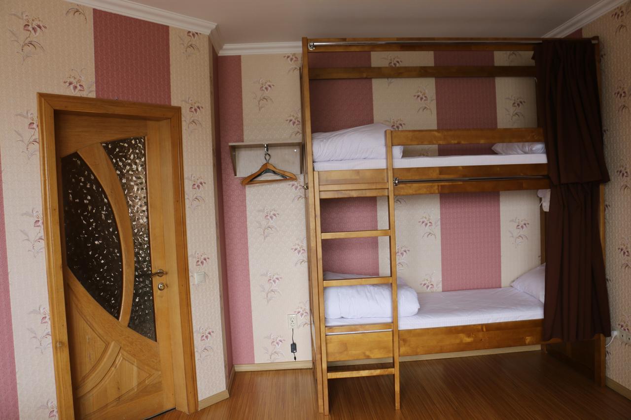 Sweet Home Hostel / Guest House Чернивци Екстериор снимка