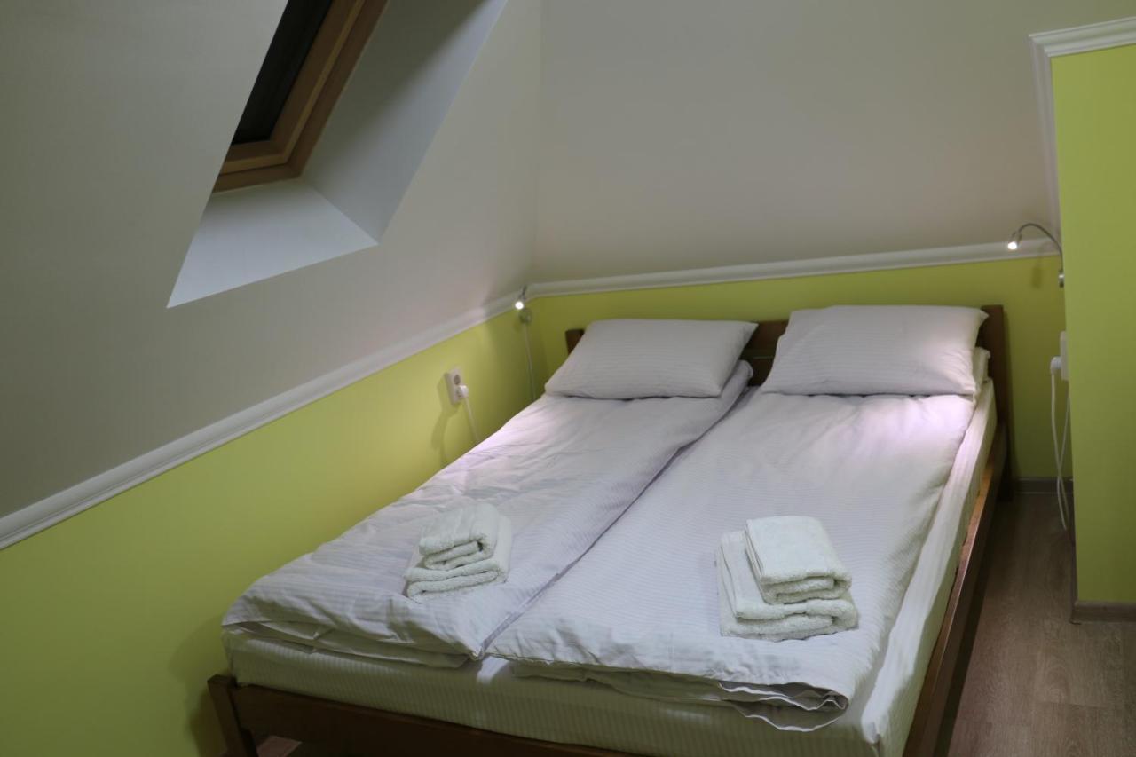 Sweet Home Hostel / Guest House Чернивци Екстериор снимка