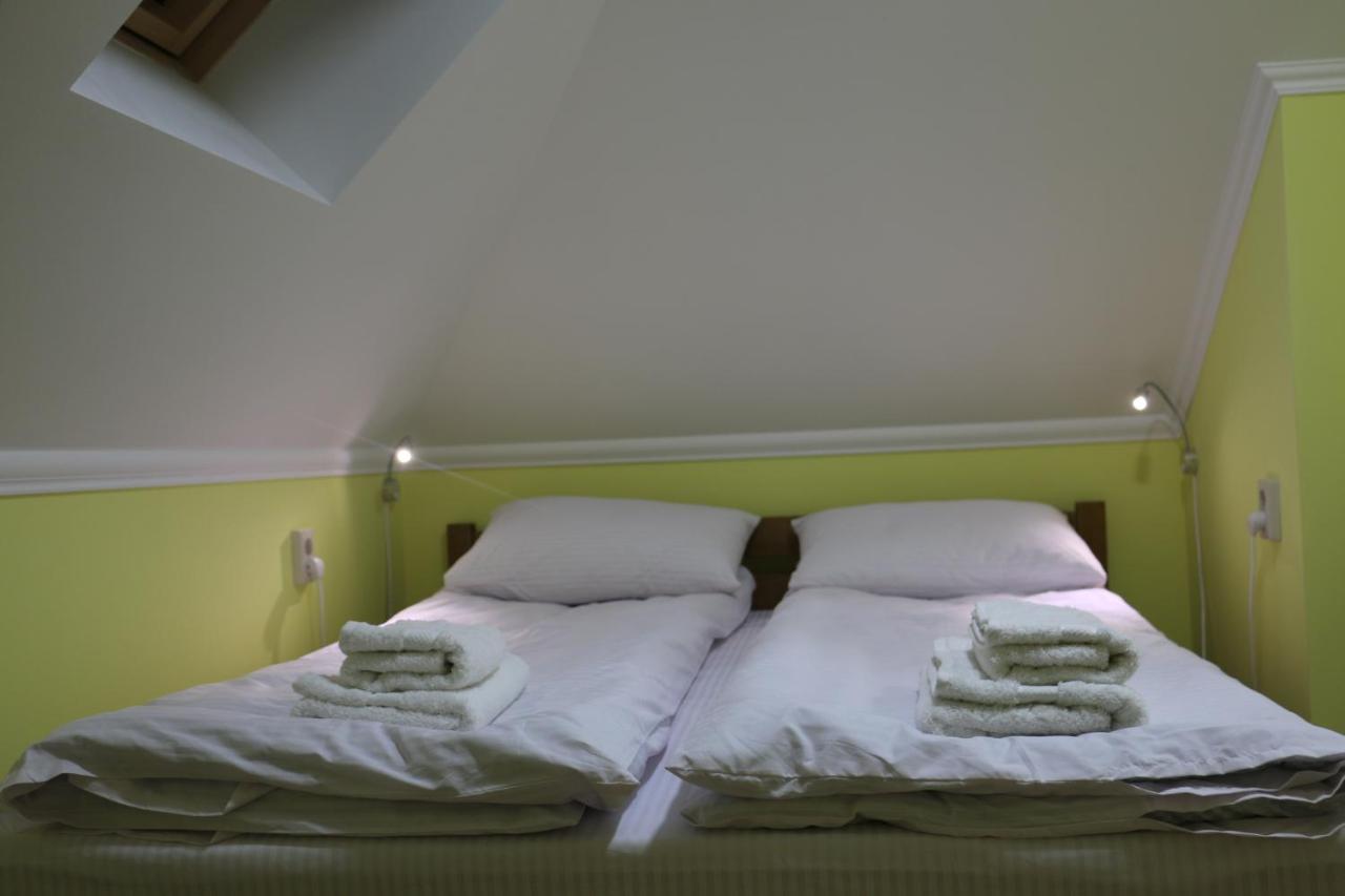 Sweet Home Hostel / Guest House Чернивци Екстериор снимка